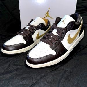 Air Jordan 1 Low. Size 8.5W/7M. Shadow Brown/ Brown Kelp-Sail.